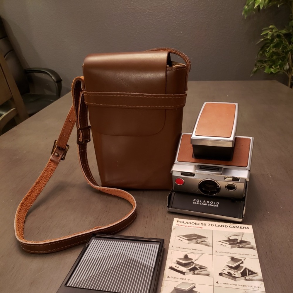 Vintage Polaroid SX-70 Land Camera w/ bag